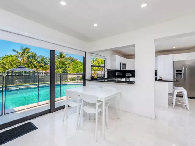 Продажа дома по адресу 2330 NE 195th St - фото 8921139