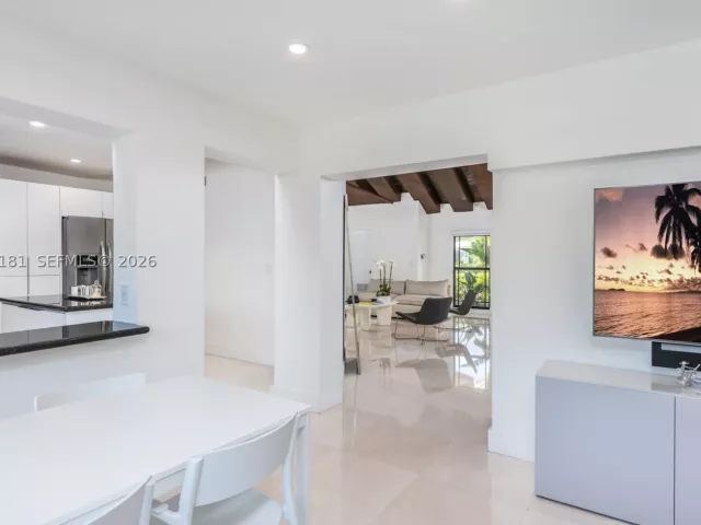 Продажа дома по адресу 2330 NE 195th St - фото 8921140