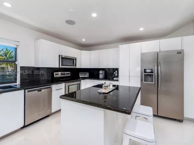 Продажа дома по адресу 2330 NE 195th St - фото 8921141