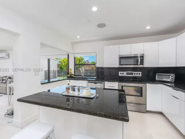 Продажа дома по адресу 2330 NE 195th St - фото 8921142