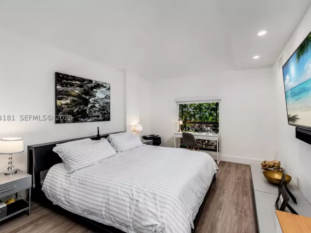 Продажа дома по адресу 2330 NE 195th St - фото 8921143