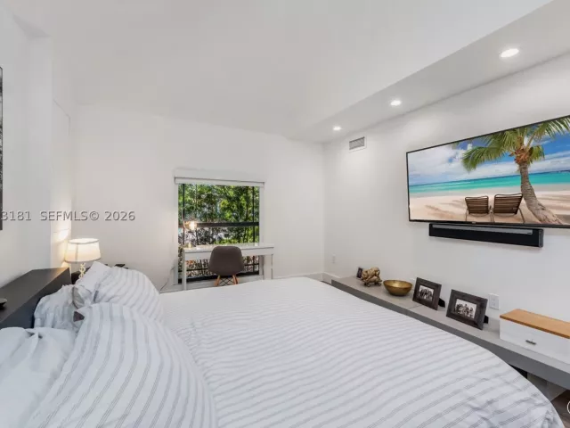 Продажа дома по адресу 2330 NE 195th St - фото 8921144