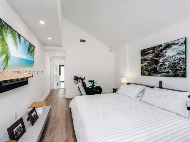 Продажа дома по адресу 2330 NE 195th St - фото 8921145