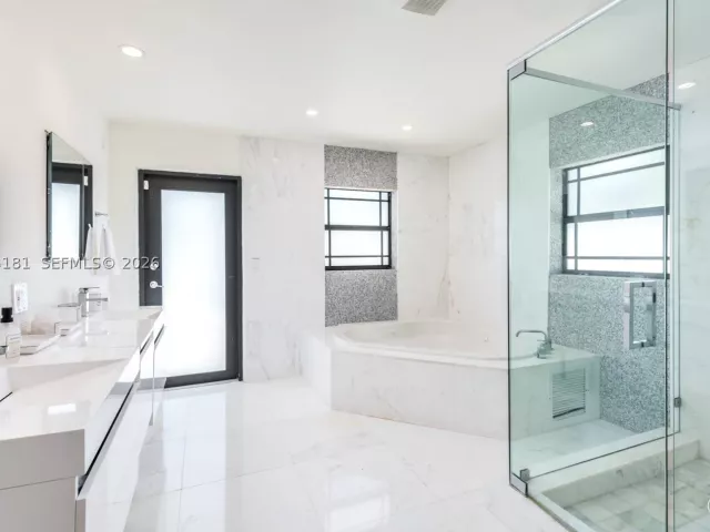 Продажа дома по адресу 2330 NE 195th St - фото 8921146