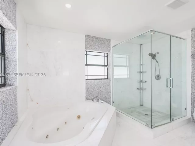 Продажа дома по адресу 2330 NE 195th St - фото 8921147