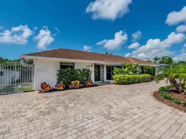 Продажа дома по адресу 2330 NE 195th St - фото 8921130