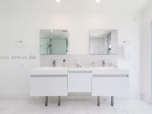 Продажа дома по адресу 2330 NE 195th St - фото 8921148