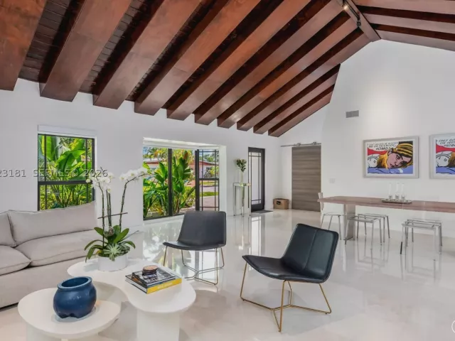 Продажа дома по адресу 2330 NE 195th St - фото 8921133