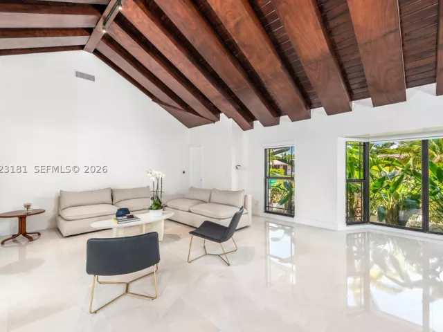 Продажа дома по адресу 2330 NE 195th St - фото 8921134