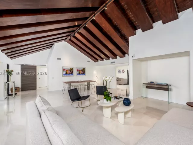 Продажа дома по адресу 2330 NE 195th St - фото 8921135