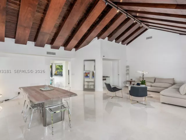 Продажа дома по адресу 2330 NE 195th St - фото 8921136