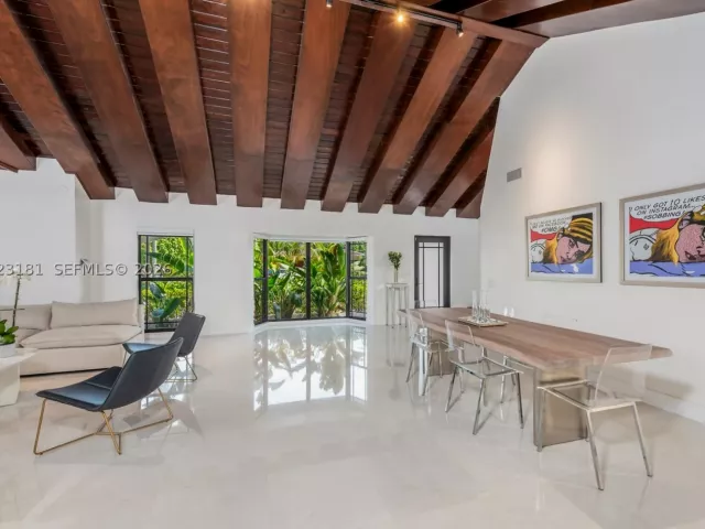 Продажа дома по адресу 2330 NE 195th St - фото 8921137