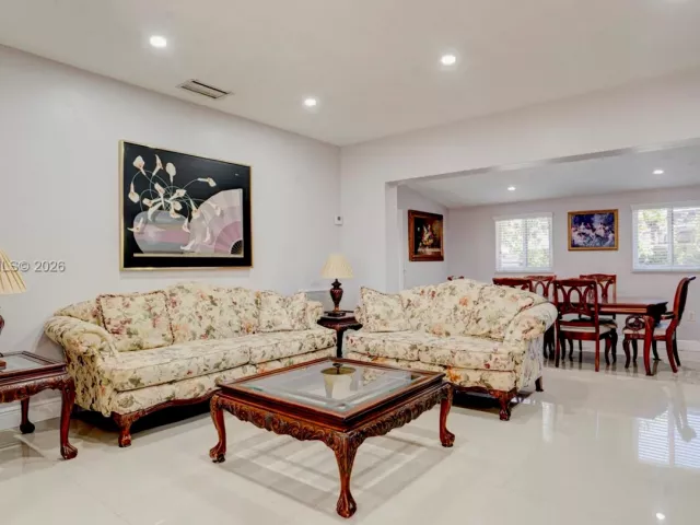 Продажа дома по адресу 7855 SW 22nd St - фото 7684149