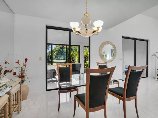 Продажа дома по адресу 7940 La Mirada Drive - фото 8970794