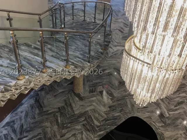 Продажа дома по адресу 5401 Collins Ave 339 - фото 9138937