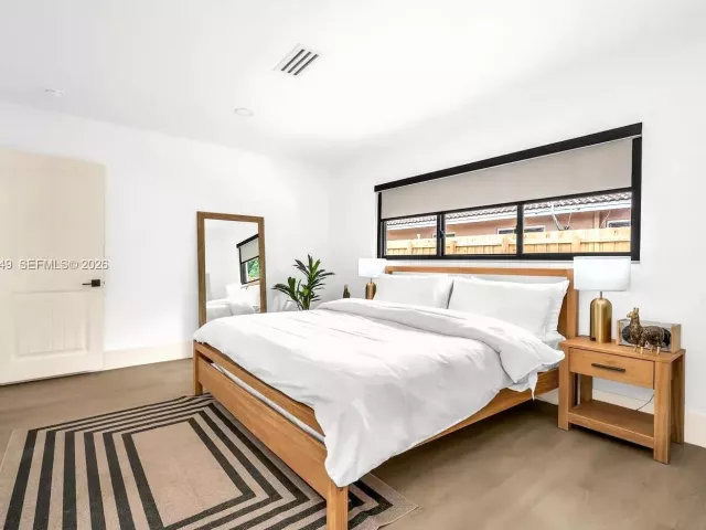 Продажа дома по адресу 5250 NE 15th Ave - фото 7689013