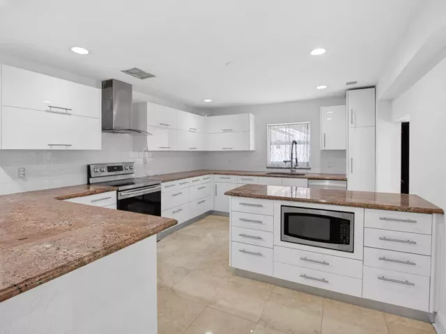 Продажа дома по адресу 8044 Twin Lake Drive - фото 9278733