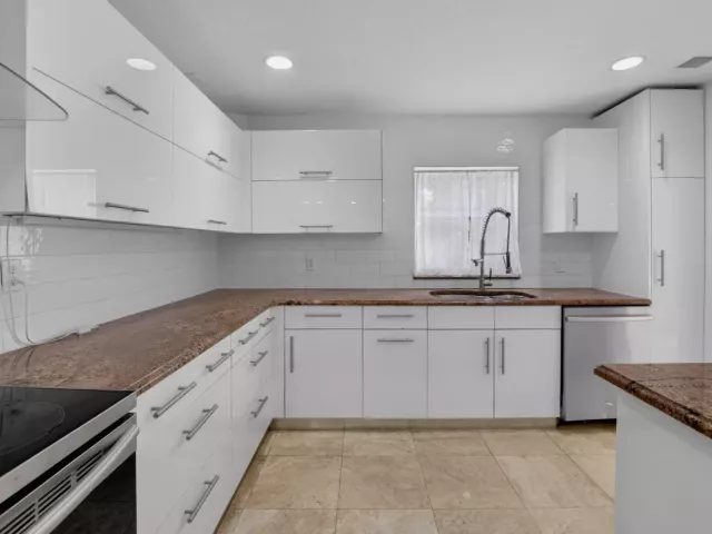 Продажа дома по адресу 8044 Twin Lake Drive - фото 9278735