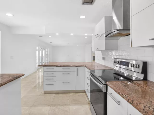 Продажа дома по адресу 8044 Twin Lake Drive - фото 9278739