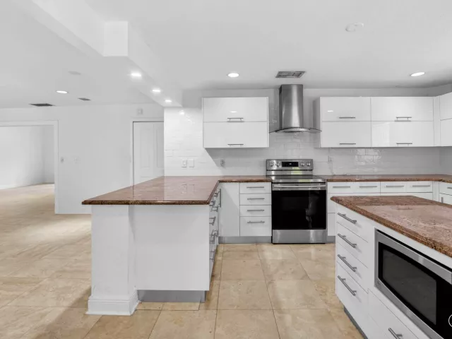 Продажа дома по адресу 8044 Twin Lake Drive - фото 9278743