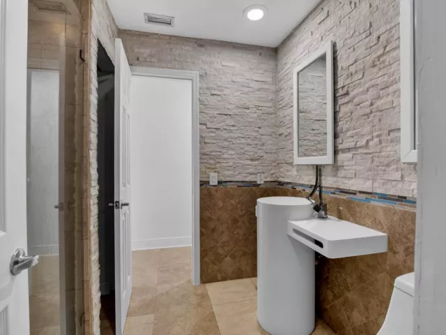 Продажа дома по адресу 8044 Twin Lake Drive - фото 9278748