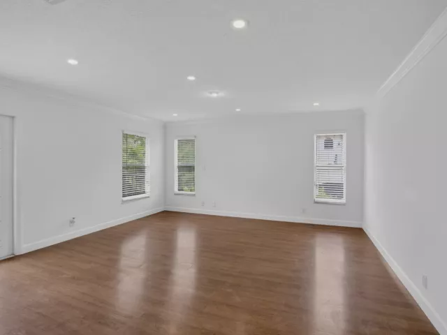 Продажа дома по адресу 8044 Twin Lake Drive - фото 9278774