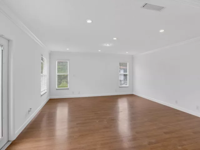 Продажа дома по адресу 8044 Twin Lake Drive - фото 9278780