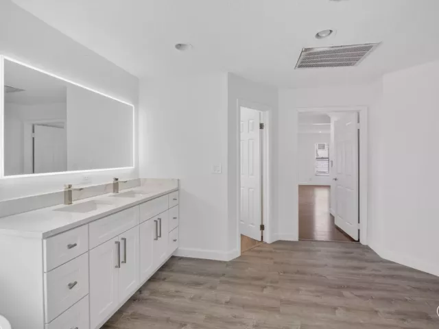 Продажа дома по адресу 8044 Twin Lake Drive - фото 9278787