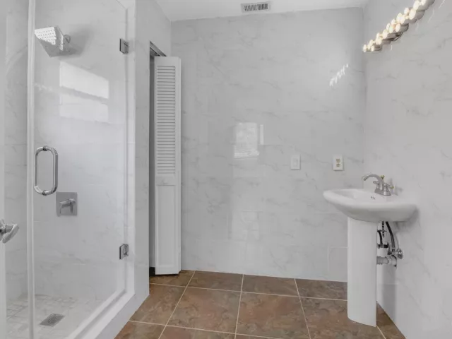 Продажа дома по адресу 8044 Twin Lake Drive - фото 9278803