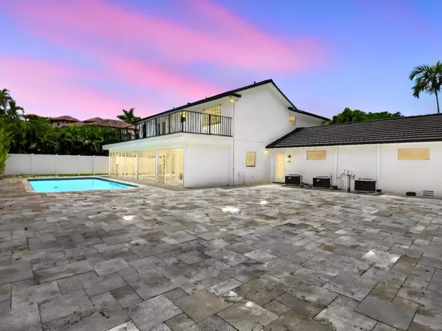 Продажа дома по адресу 8044 Twin Lake Drive - фото 9278819
