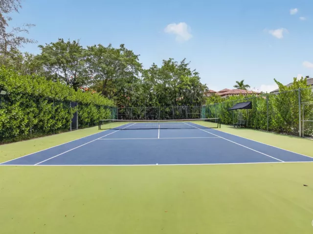 Продажа дома по адресу 8044 Twin Lake Drive - фото 9278821