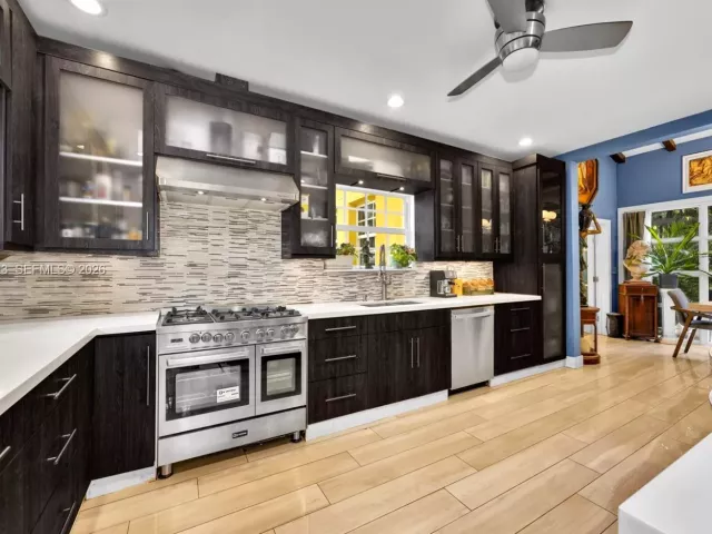 Продажа дома по адресу 650 NE 76th St - фото 7691656