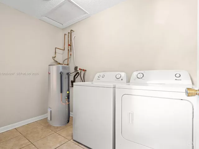 Продажа дома по адресу 4301 NE 5th Ave - фото 7692277
