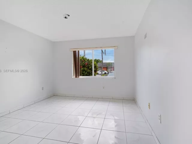 Продажа дома по адресу 1201 SW 142nd Ave - фото 7699061