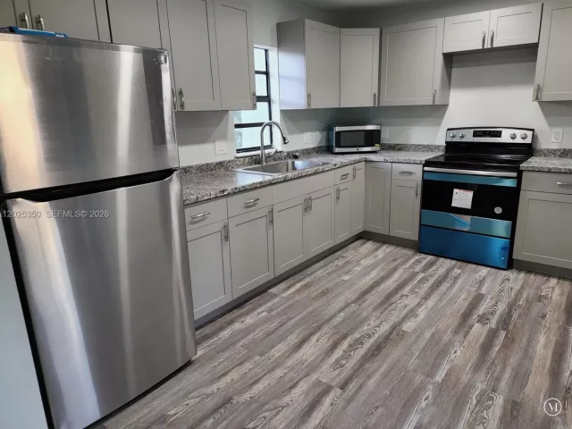 Продажа дома по адресу 2465 NE 184th St - фото 7693075