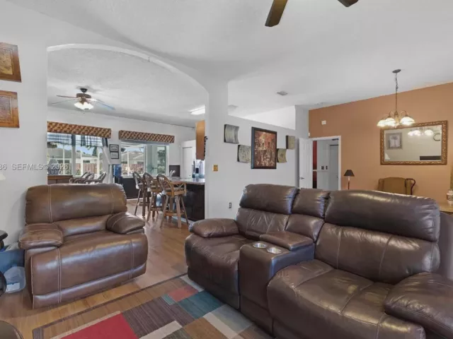 Продажа дома по адресу 2915 SE 4th Pl - фото 7696050