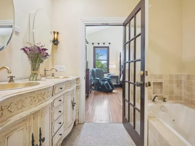 Продажа дома по адресу 704 SE 8th Street - фото 8900002