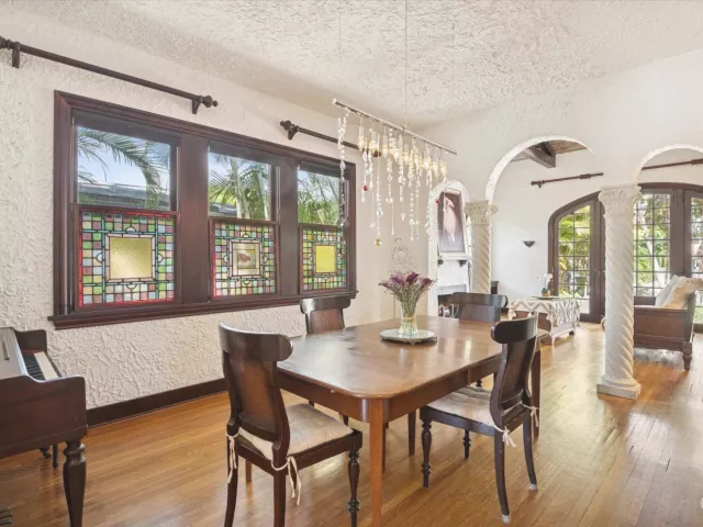 Продажа дома по адресу 704 SE 8th Street - фото 8900005
