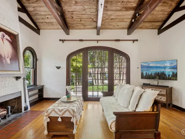 Продажа дома по адресу 704 SE 8th Street - фото 8900006