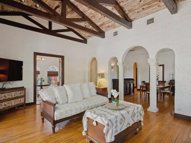 Продажа дома по адресу 704 SE 8th Street - фото 8900007