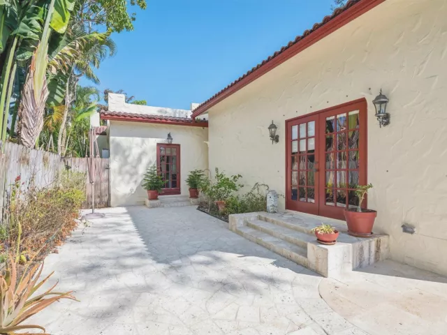 Продажа дома по адресу 704 SE 8th Street - фото 8899994