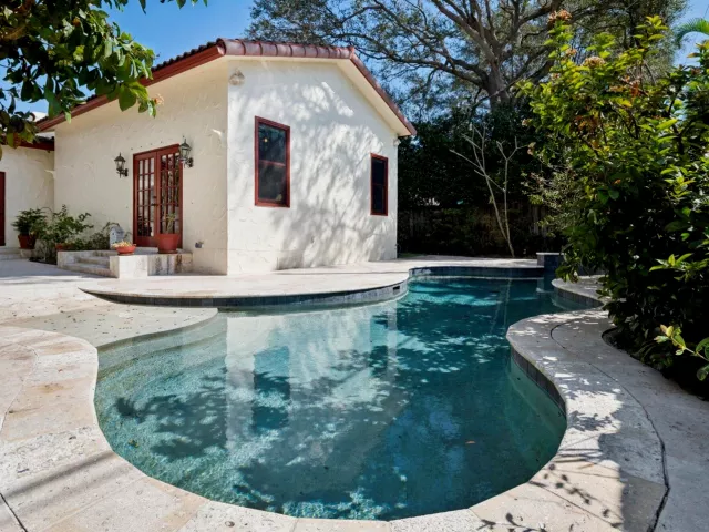 Продажа дома по адресу 704 SE 8th Street - фото 8899995