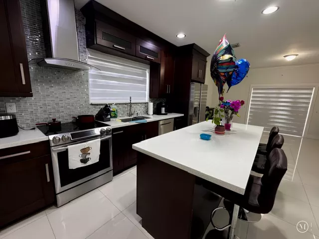 Продажа дома по адресу 1361 NE 42nd Avenue - фото 9298153