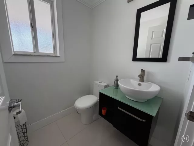 Продажа дома по адресу 1361 NE 42nd Avenue - фото 9298156