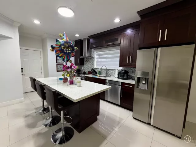 Продажа дома по адресу 1361 NE 42nd Avenue - фото 9298152