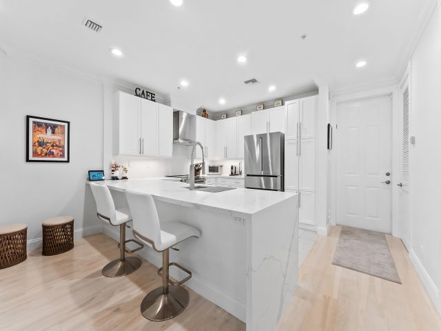 Продажа дома по адресу 1806 NE 26th Avenue - фото 8322704
