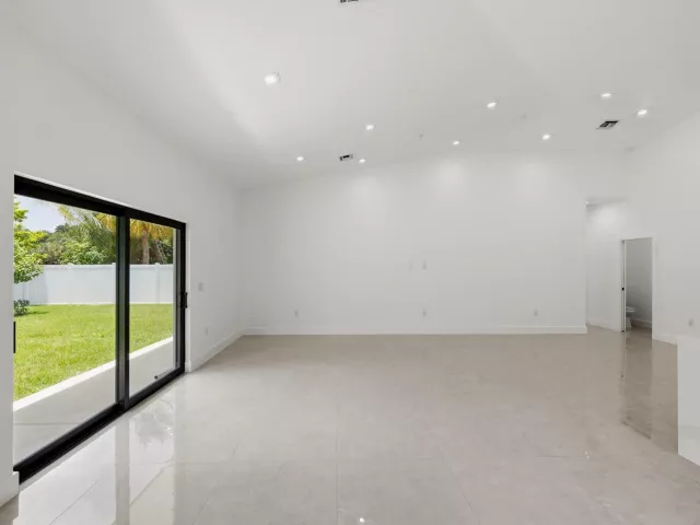 Продажа дома по адресу 4530 NW 36th Court - фото 8859622