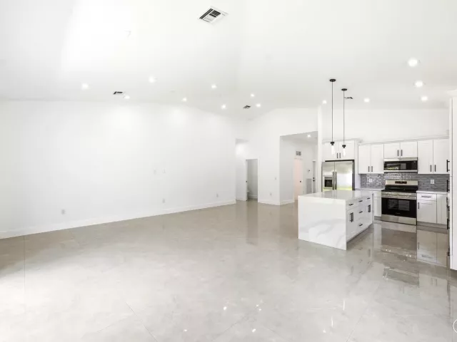Продажа дома по адресу 4530 NW 36th Court - фото 8859623