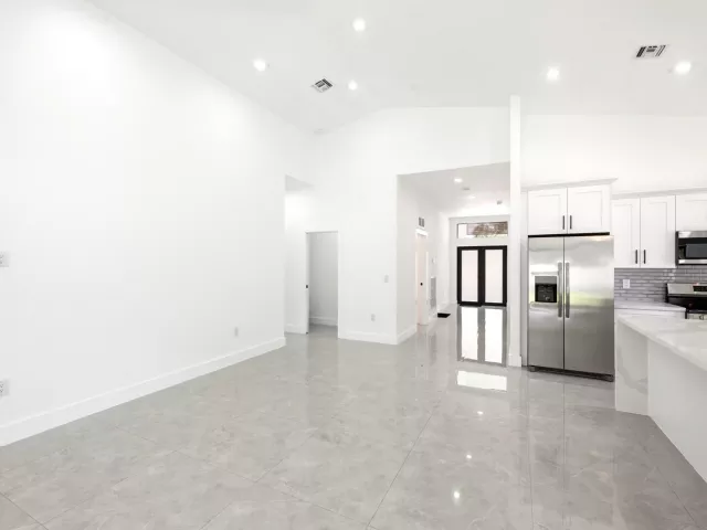 Продажа дома по адресу 4530 NW 36th Court - фото 8859624