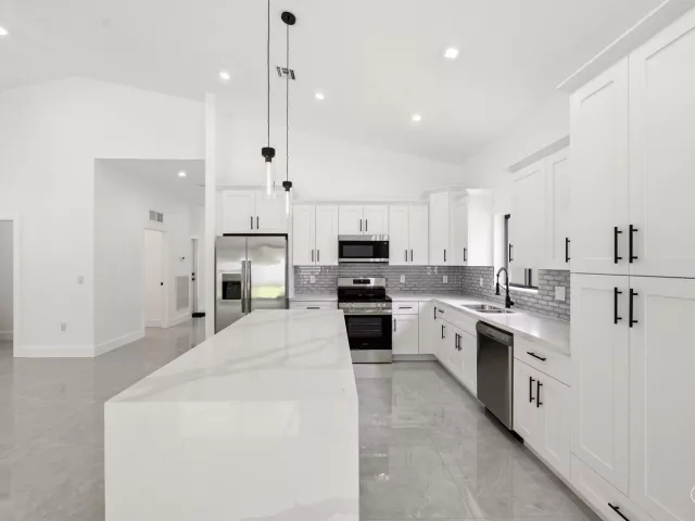 Продажа дома по адресу 4530 NW 36th Court - фото 8859626